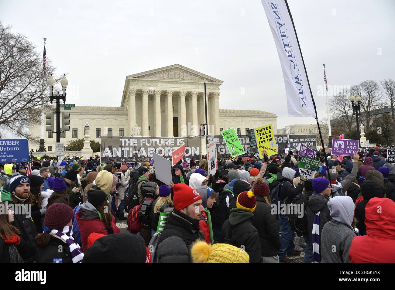 Washington DC, USA. 21st Januar 2022. March for Life-Demonstranten gehen am Obersten Gerichtshof vorbei, um gegen Roe gegen Wade auf dem Capitol Hill zu protestieren, Freitag, den 21. Januar 2022 in Washington, DC. Die Pro-Life-Kundgebung markiert den Jahrestag der Entscheidung des Obersten Gerichtshofs, Abtreibungen zuzulassen. Foto von Mike Theiler/UPI Credit: UPI/Alamy Live News Stockfoto