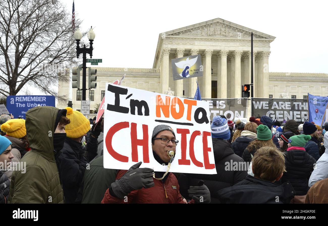 Washington DC, USA. 21st Januar 2022. March for Life-Demonstranten gehen am Obersten Gerichtshof vorbei, um gegen Roe gegen Wade auf dem Capitol Hill zu protestieren, Freitag, den 21. Januar 2022 in Washington, DC. Die Pro-Life-Kundgebung markiert den Jahrestag der Entscheidung des Obersten Gerichtshofs, Abtreibungen zuzulassen. Foto von Mike Theiler/UPI Credit: UPI/Alamy Live News Stockfoto