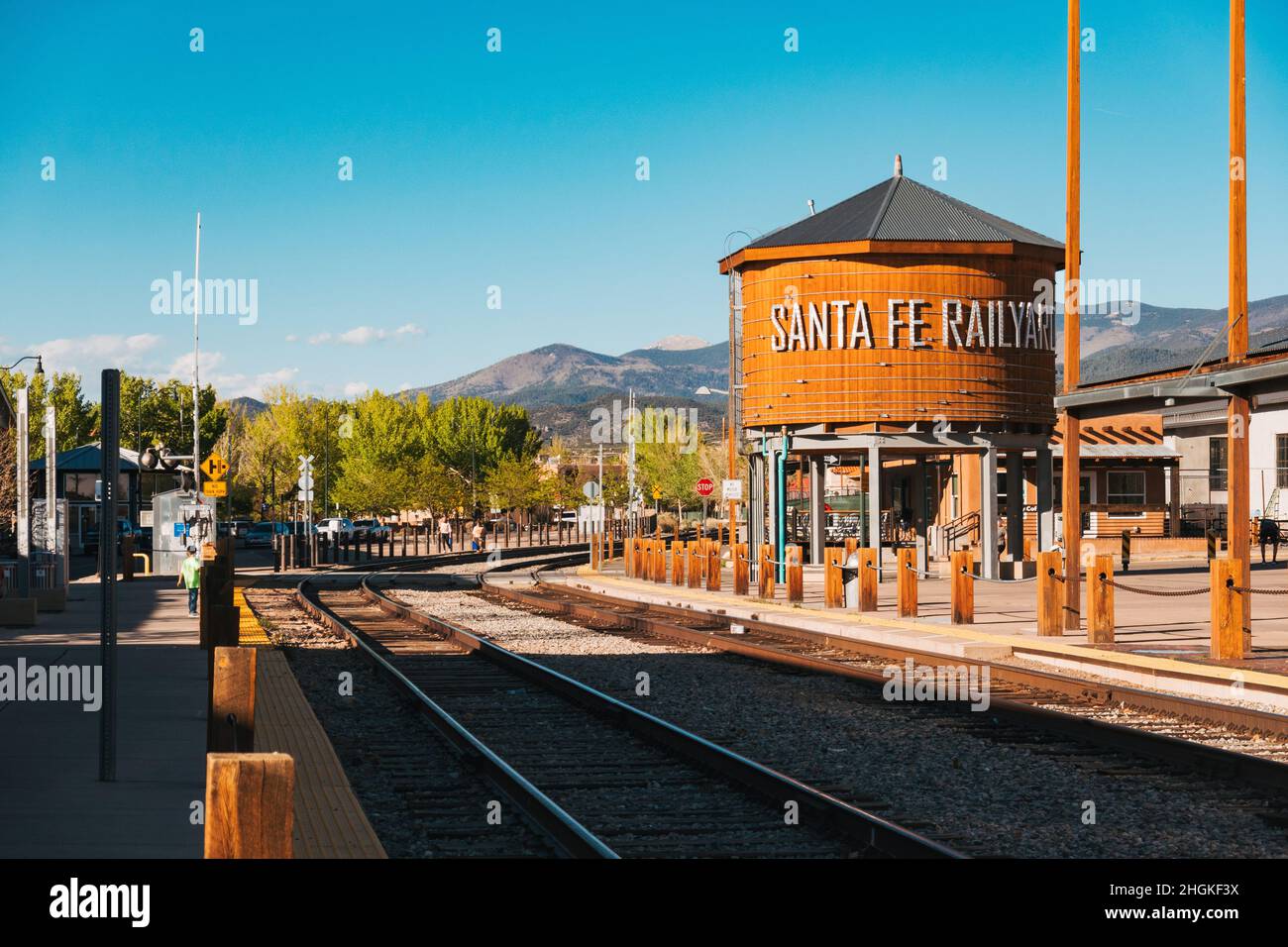 Ein hölzerner Wasserbehälter mit der Beschilderung 'Santa Fe Railyard' in der Stadt Santa Fe, New Mexico Stockfoto
