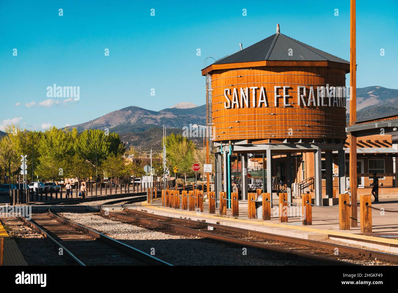 Ein hölzerner Wasserbehälter mit der Beschilderung 'Santa Fe Railyard' in der Stadt Santa Fe, New Mexico Stockfoto