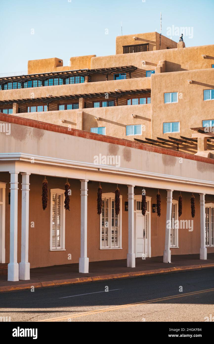 Das Hilton Historic Plaza (1600s Hacienda) und Eldorado Hotel & Spa (adobe-Stil) in Santa Fe, New Mexico, USA Stockfoto
