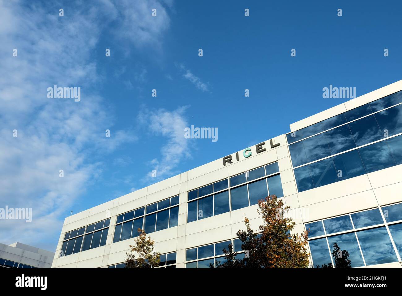 Außenansicht der Zentrale von Rigel Pharmaceuticals in South San Francisco, Kalifornien, USA; biopharmazeutisches Unternehmen im Silicon Valley zur Krebsbehandlung. Stockfoto