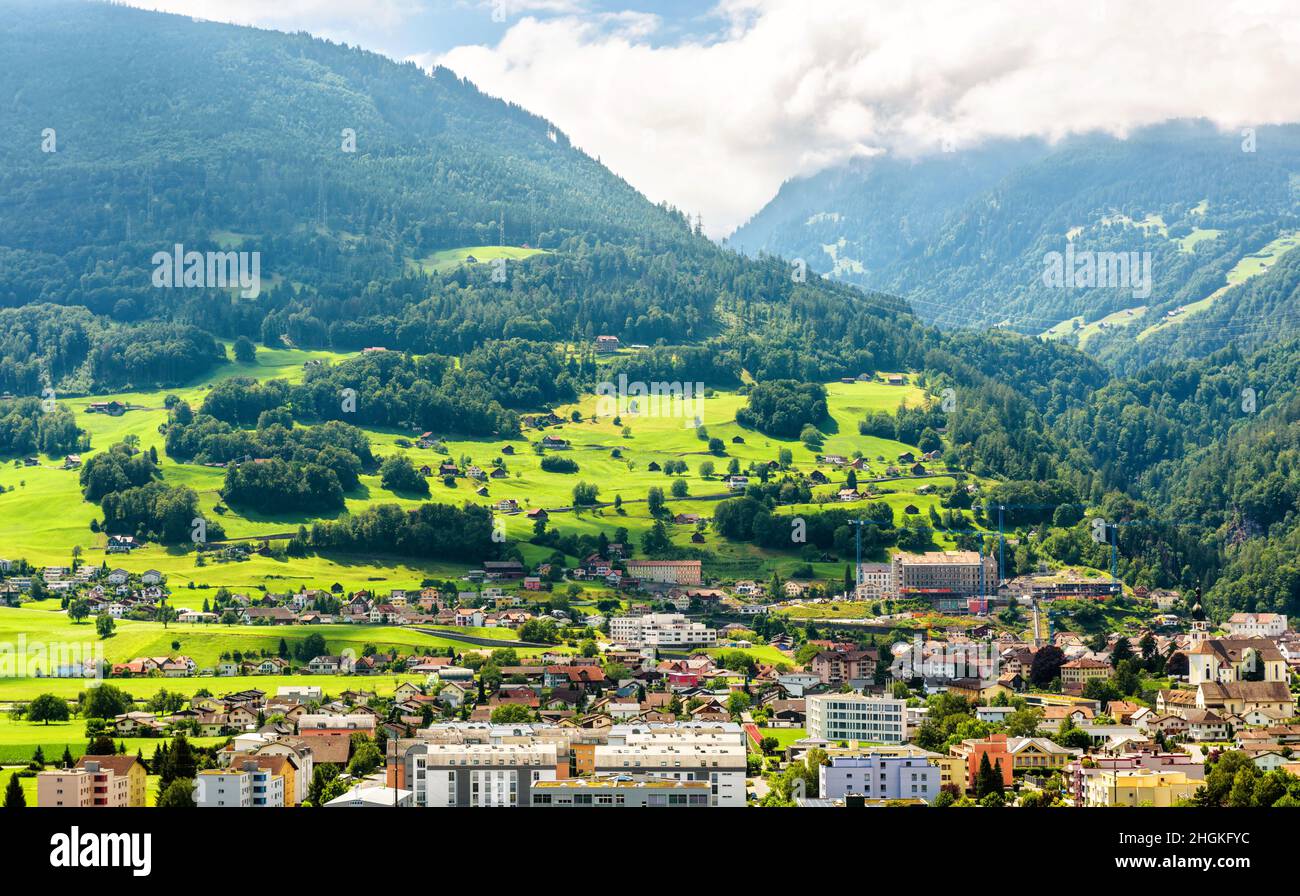Landschaft mit Bergen, Stadt und Wald, Schweiz, Europa. Panorama von Stadt und Dörfern im grünen Tal, landschaftlich reizvolle Aussicht auf Schweizer Gelände im Sommer. Stockfoto