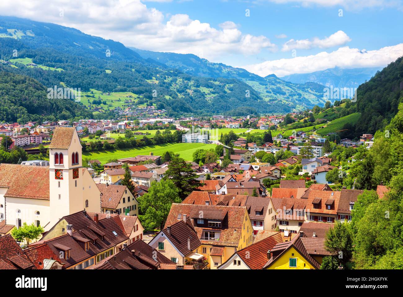 Landschaft mit Bergen, Stadt und Wald, Schweiz, Europa. Panorama von Stadt und Dörfern im grünen Tal, landschaftlich reizvolle Aussicht auf Schweizer Gelände im Sommer. Stockfoto