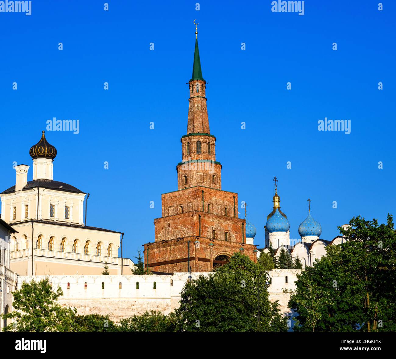 Kasan Kreml im Sommer, Tatarstan, Russland. Es ist die Top-Touristenattraktion von Kazan. Blick auf die weiße Festungsmauer und den alten Suyumbike-Turm am Himmel Stockfoto