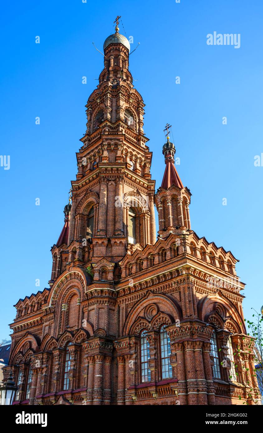 Glockenturm der Epiphaniekathedrale, Kasan, Tatarstan, Russland. Dieser alte barocke Glockenturm ist das Wahrzeichen von Kazan. Vertikale Ansicht der historischen orthodoxen Kirche Stockfoto