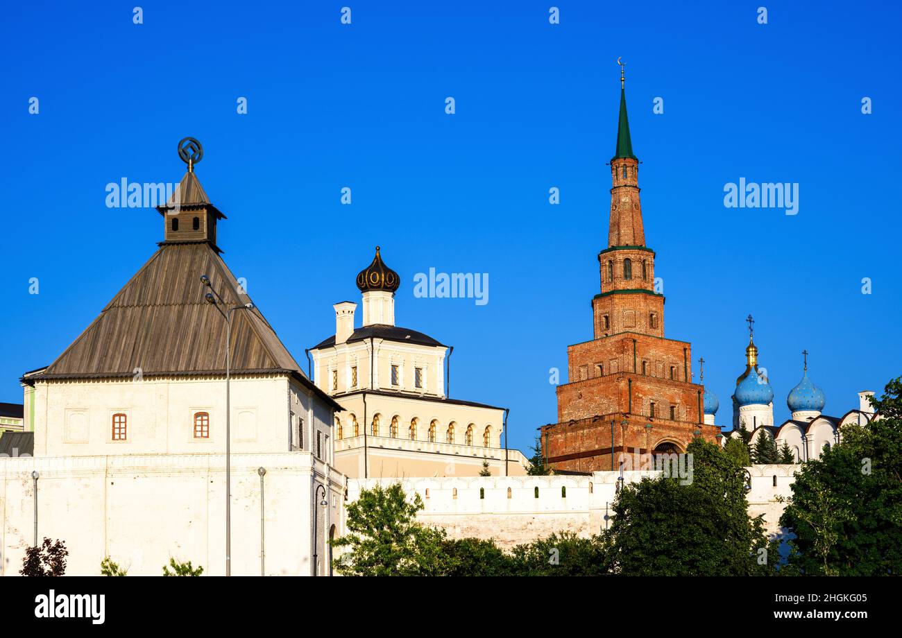 Kasan Kreml im Sommer, Tatarstan, Russland. Es ist die Top-Touristenattraktion von Kazan. Blick auf die weiße Festungsmauer und historische Wahrzeichen dahinter. Sce Stockfoto