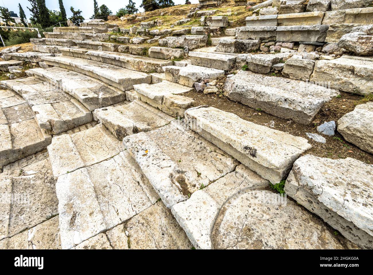 Steinsitze des Theaters von Dionysos am Fuß der Akropolis, Athen, Griechenland. Alte griechische Ruinen aus der Nähe. Detail des historischen Gebäudes der alten Stadt Athen. Stockfoto