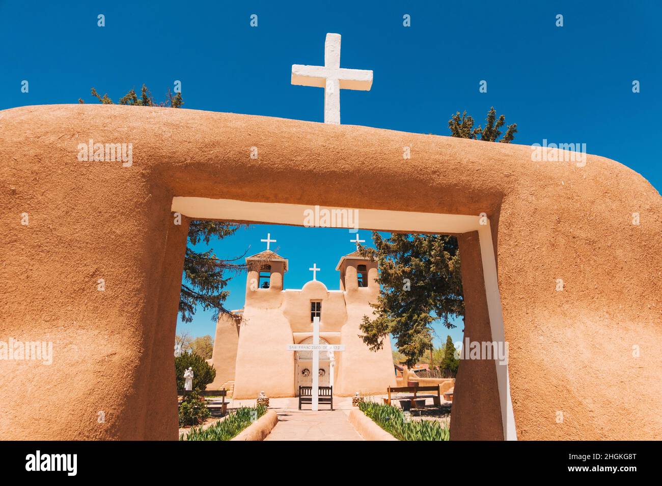 San Francisco de Asís Catholic Mission Church, ein nationales historisches Wahrzeichen, das zwischen 1772 und 1816 mit adobe erbaut wurde Stockfoto