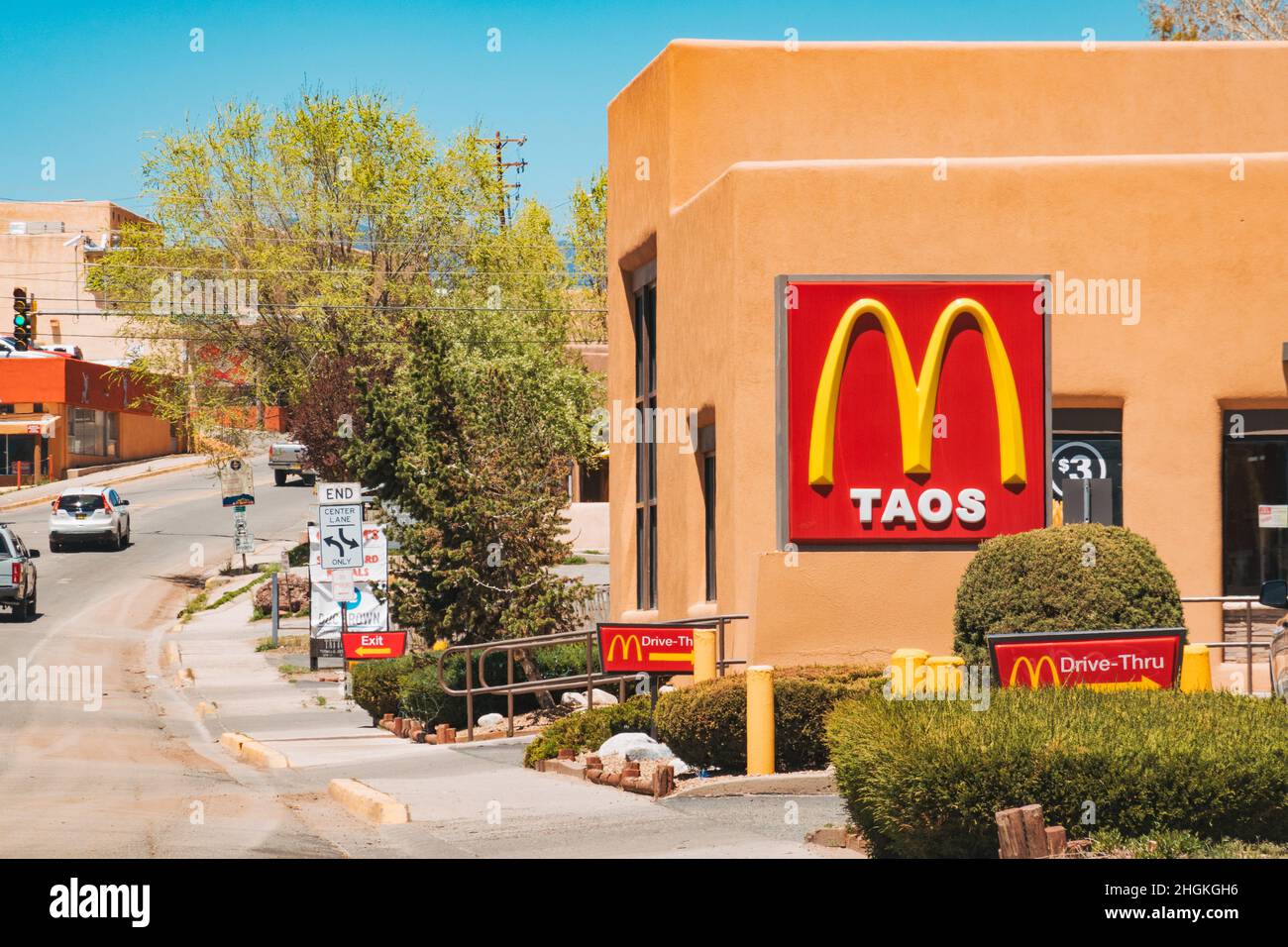 Diese Fast-Food-Kette befindet sich in einem traditionellen gebäude im Adobe-Stil und ist ein Schild mit einem McDonald's-Restaurant in Taos Stockfoto