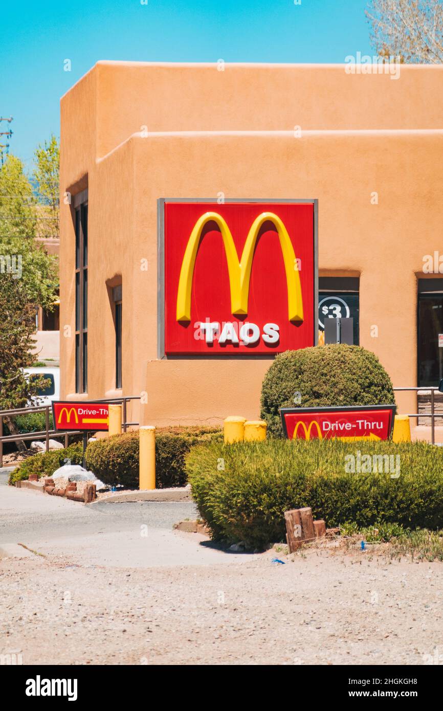 Diese Fast-Food-Kette befindet sich in einem traditionellen gebäude im Adobe-Stil und ist ein Schild mit einem McDonald's-Restaurant in Taos Stockfoto