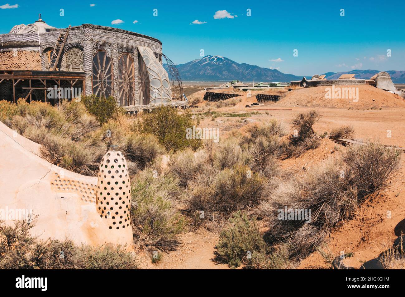 Earthship Biotecture in der Nähe von Taos, New Mexico, mit selbsttragenden Häusern aus natürlichen und Upcycling-Materialien wie Reifen und Glasflaschen Stockfoto