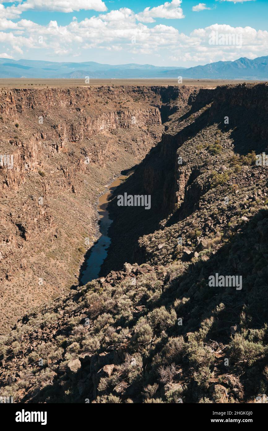 Rio Grande Gorge, von der Brücke aus gesehen, in der Nähe von Taos, New Mexico Stockfoto