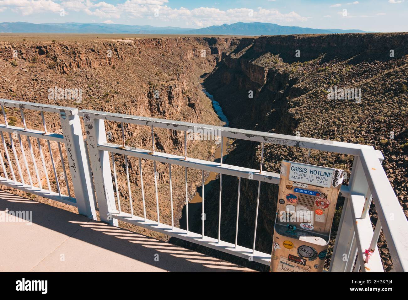 Eine Krisenhotline-Telefonbox an einem Aussichtspunkt auf der 164 Meter hohen Rio Grande Gorge Bridge in der Nähe von Taos, New Mexico Stockfoto