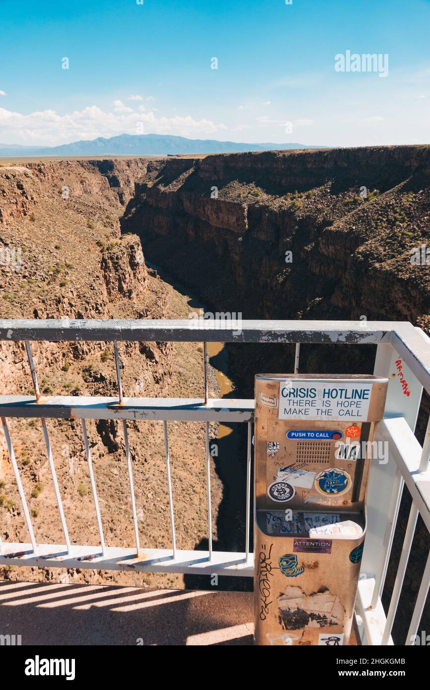 Eine Krisenhotline-Telefonbox an einem Aussichtspunkt auf der 164 Meter hohen Rio Grande Gorge Bridge in der Nähe von Taos, New Mexico Stockfoto