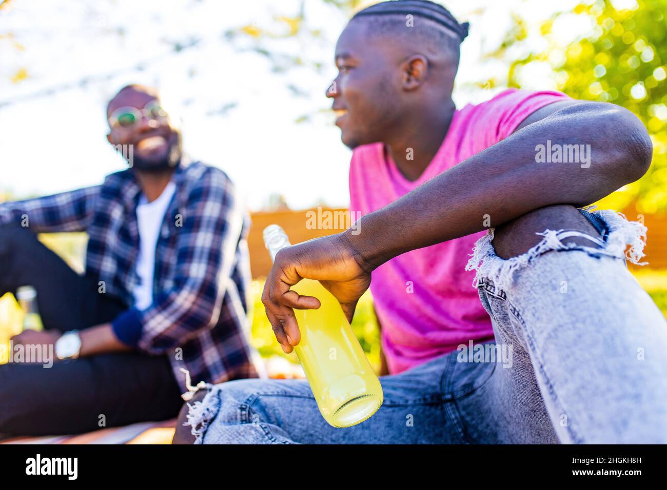 lateinamerikanische Menschen verbringen den Abenduntergang gemeinsam im Sommerpark Stockfoto