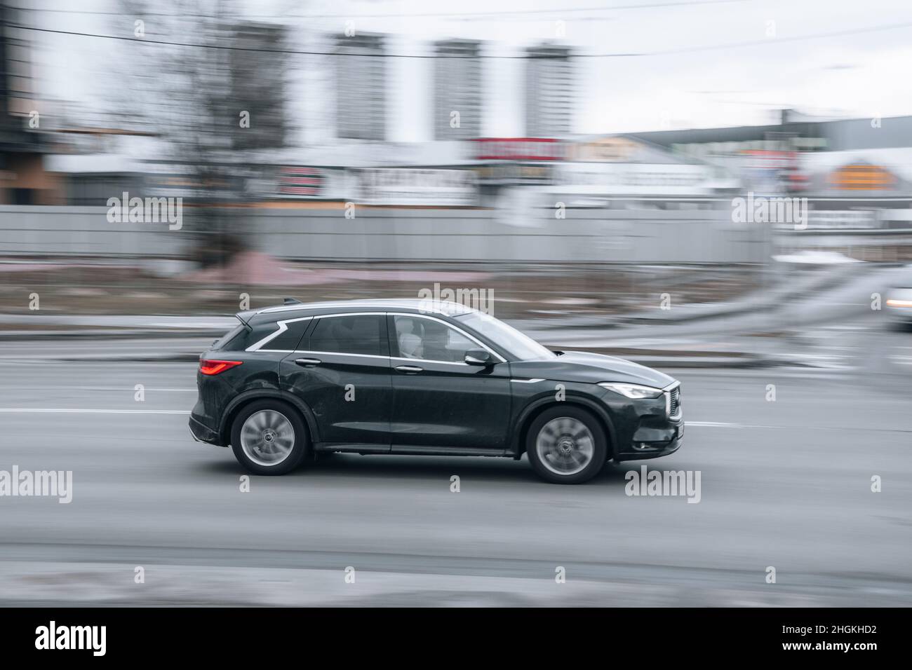 Ukraine, Kiew - 15. Januar 2022: Graues Infiniti QX50 Auto bewegt sich auf der Straße. Redaktionell Stockfoto