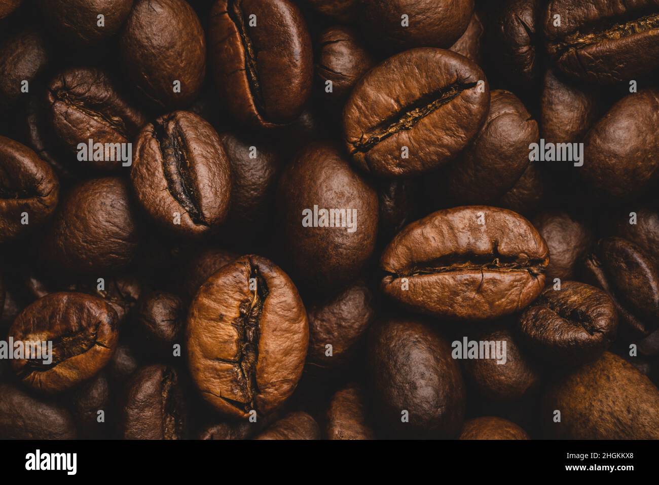 Kaffeebohnen gerösteter Vollformat-Hintergrund Nahaufnahme Makro dunkelbraun Stockfoto