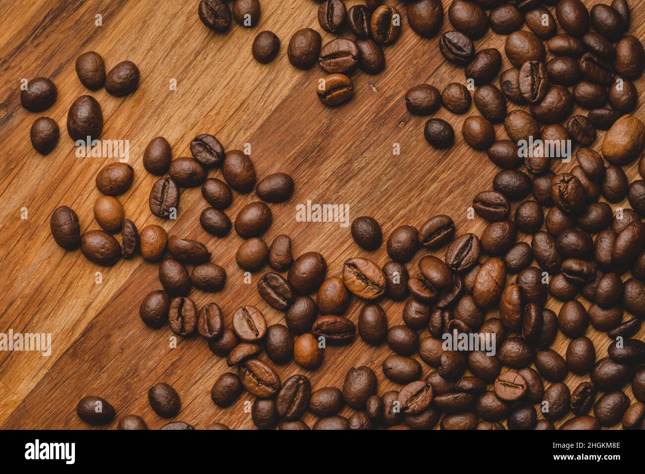 Kaffeebohnen auf Holzhintergrund geröstet Nahaufnahme Makro-Kopierraum Stockfoto