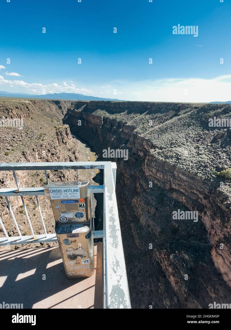 Eine telefonische Installation der Krisenhotline auf der Rio Grande Gorge Bridge, New Mexico, USA, um potenzielle Suizidopfer mit sofortiger Hilfe zu verbinden Stockfoto