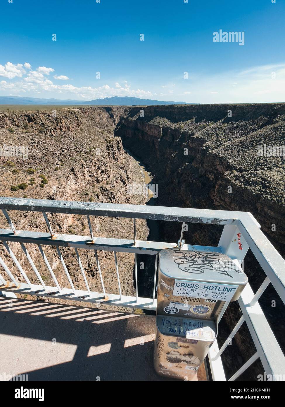 Eine telefonische Installation der Krisenhotline auf der Rio Grande Gorge Bridge, New Mexico, USA, um potenzielle Suizidopfer mit sofortiger Hilfe zu verbinden Stockfoto