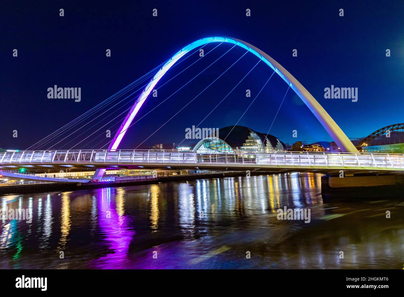 Die Jahrtausendbrücke winkend Auge in der Nacht vor dem Sage Gateshead Musikzentrum & Konzerthalle in Gateshead auf dem Fluss Tyne Stockfoto