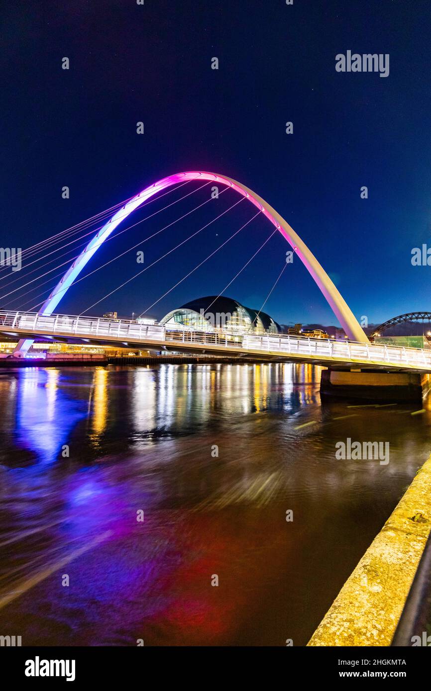 Die Jahrtausendbrücke winkend Auge in der Nacht vor dem Sage Gateshead Musikzentrum & Konzerthalle in Gateshead auf dem Fluss Tyne Stockfoto