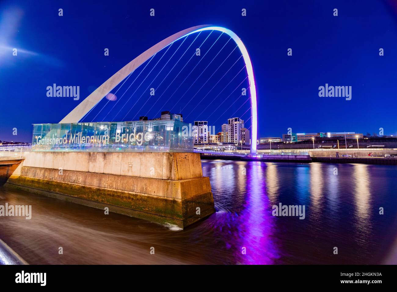 Die Jahrtausendbrücke winkend Auge in der Nacht in Gateshead auf dem Fluss Tyne Stockfoto