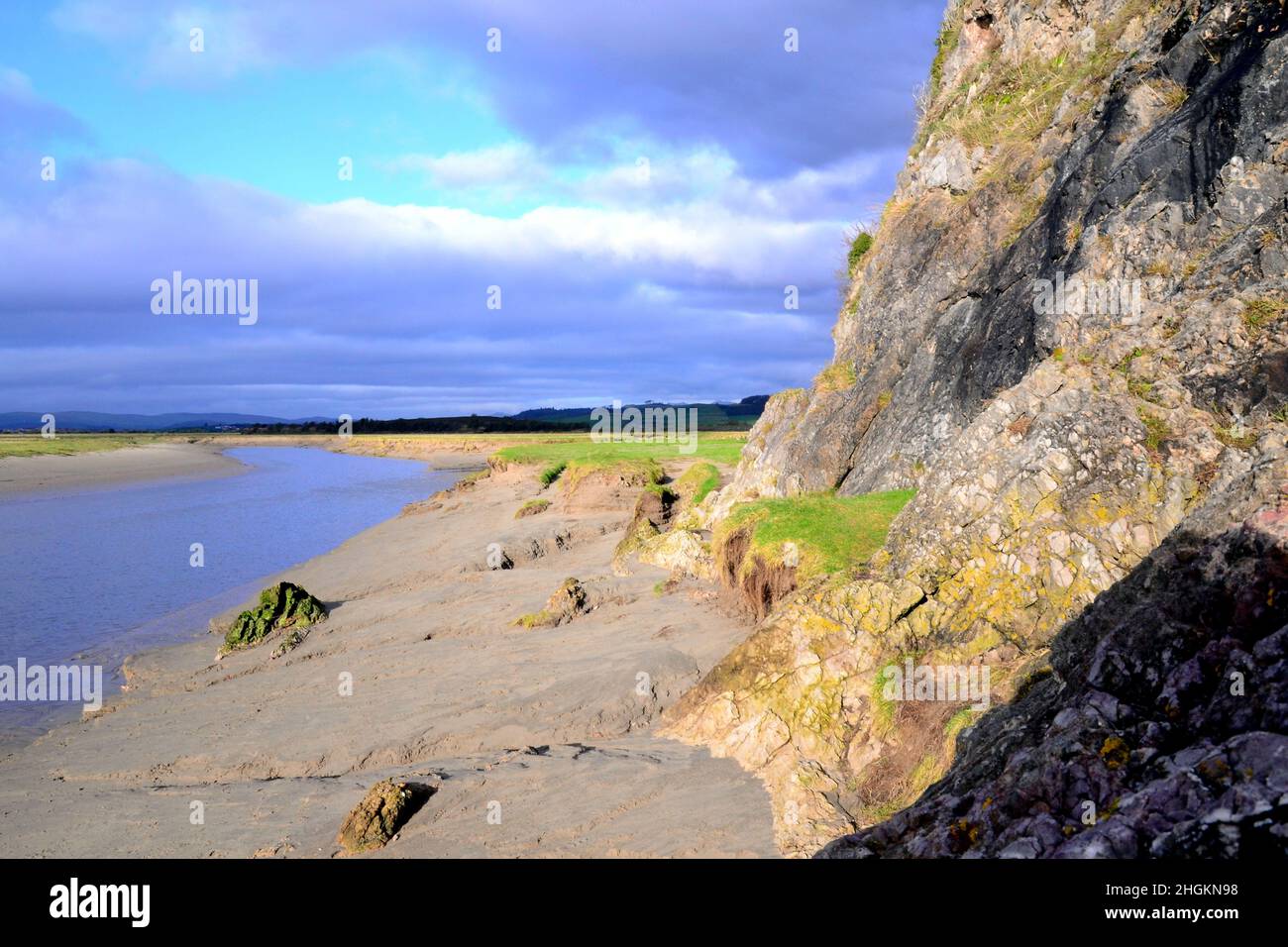 Humphrey Head in der Nähe von Flookburgh, Cumbria, England, Großbritannien, Britische Inseln. Fluss und Klippe an der Ebbe. Stockfoto