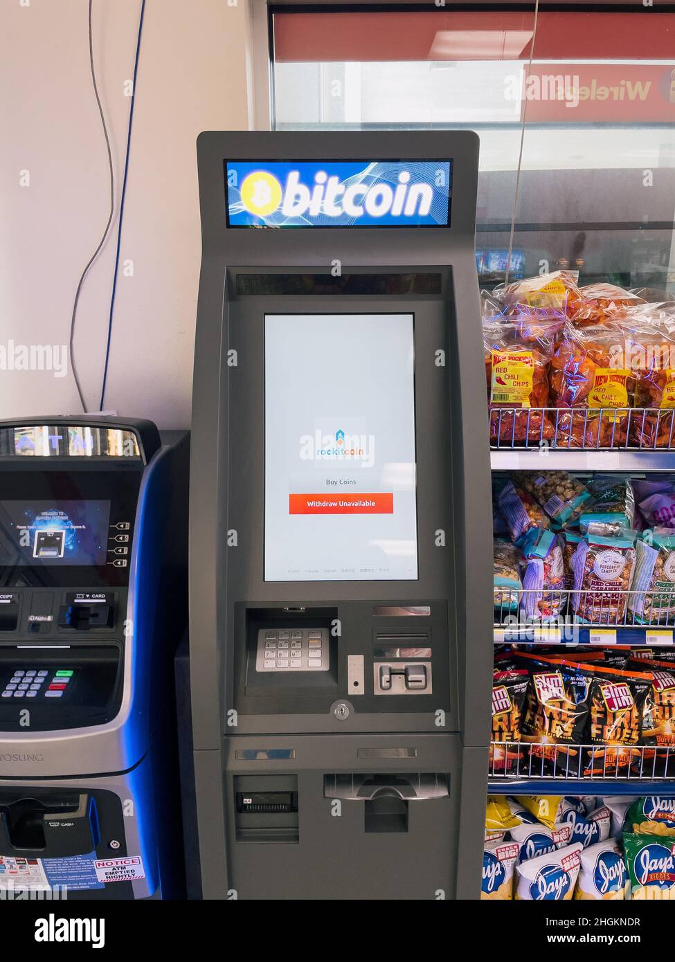 Ein Bitcoin-Geldautomat an einer Tankstelle in New Mexico, USA Stockfoto