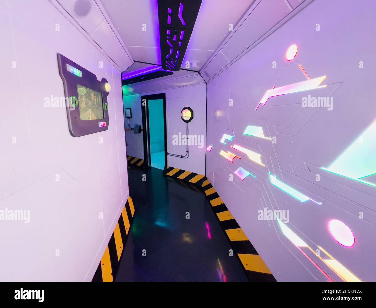 Ein Raum mit Raumschiff-Themen im Inneren von Meow Wolf, ein immersives Kunsterlebnis in Santa Fe, New Mexico, USA Stockfoto