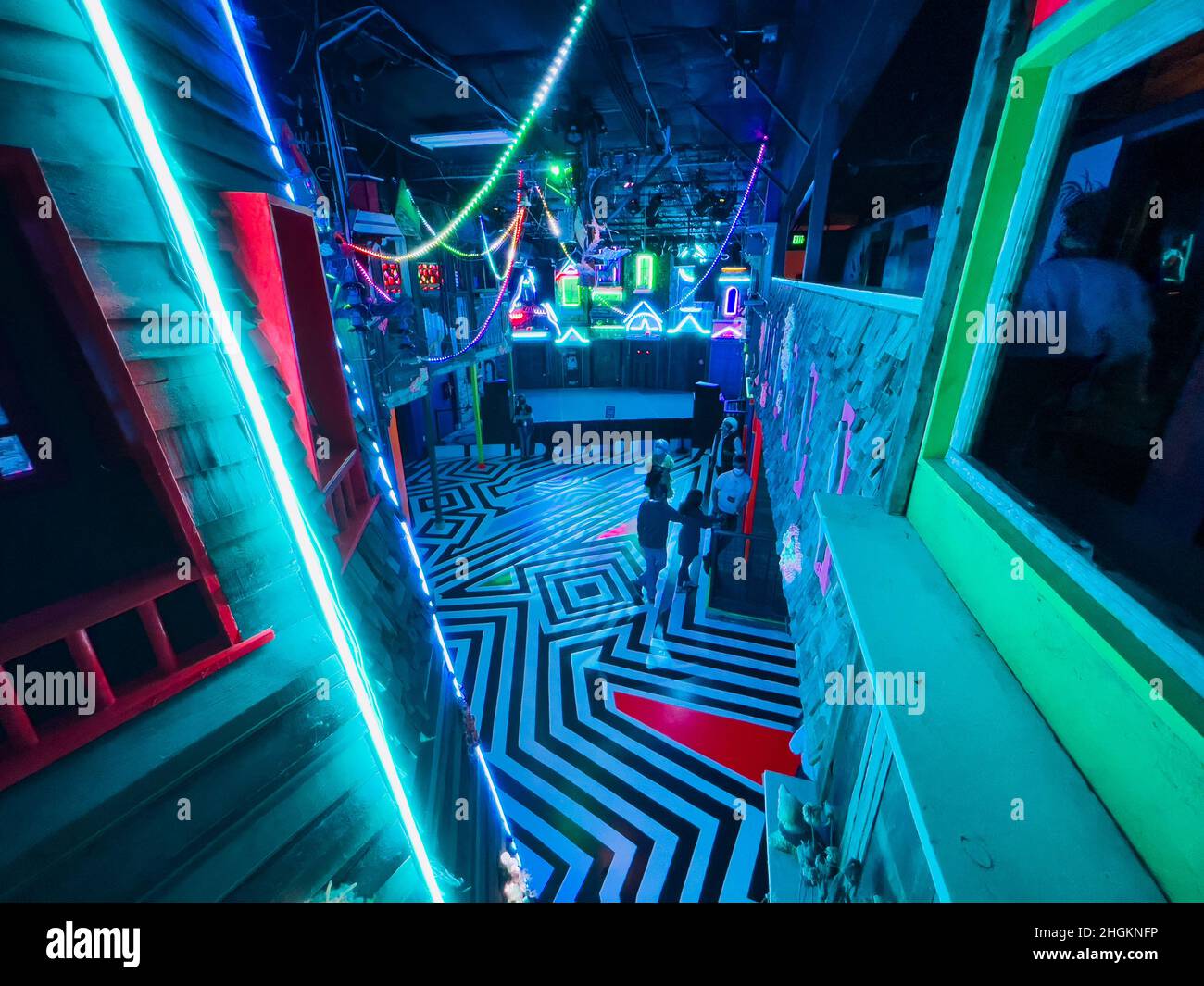 Lebendige Farben und Muster im Inneren von Meow Wolf, einem immersiven Kunsterlebnis in Santa Fe, New Mexico, USA Stockfoto