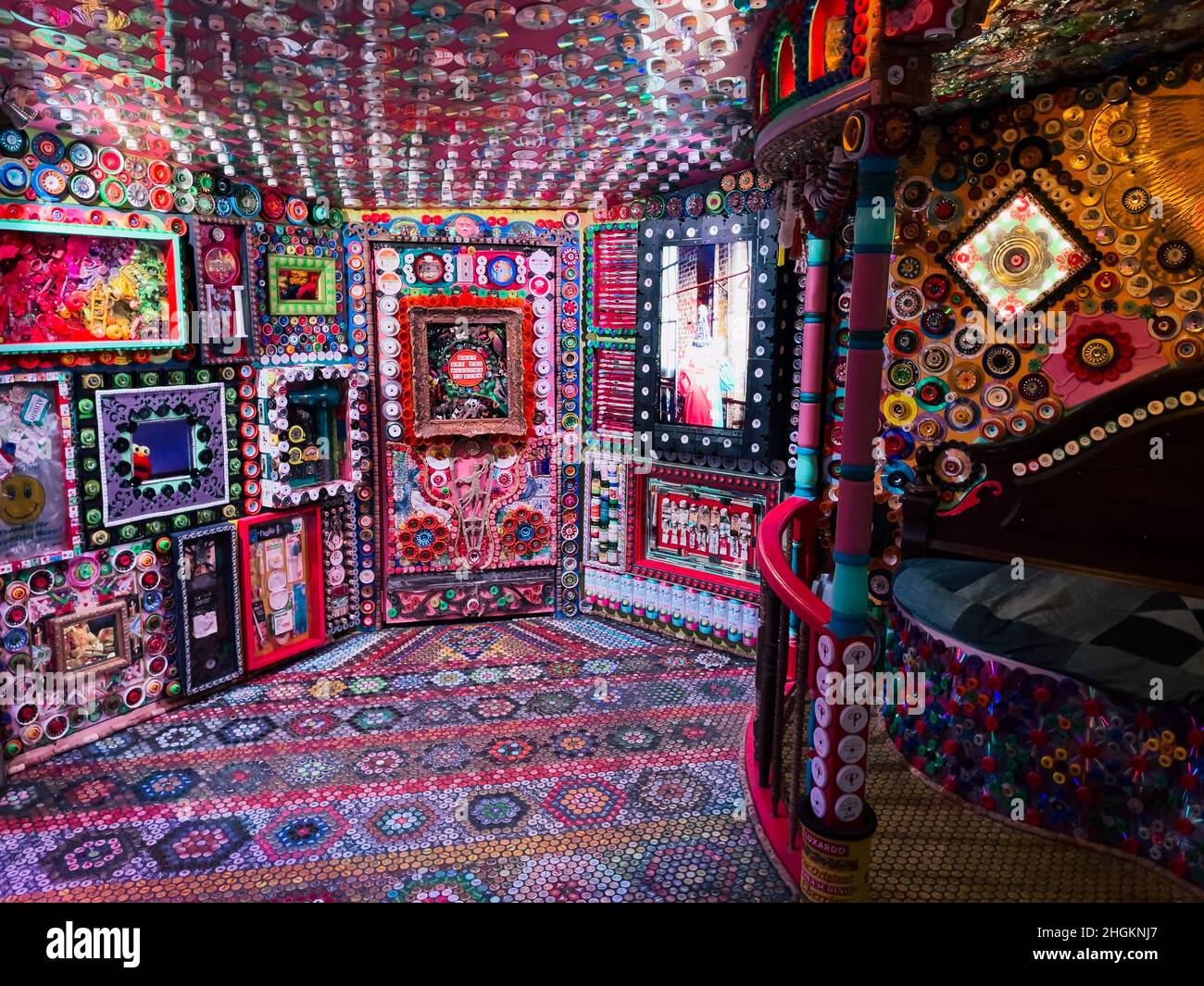 Lebendige Farben und Muster im Inneren von Meow Wolf, einem immersiven Kunsterlebnis in Santa Fe, New Mexico, USA Stockfoto