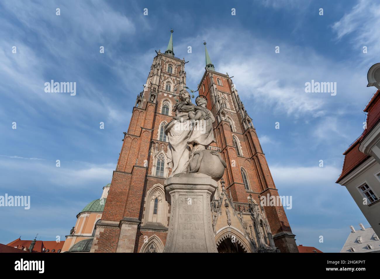 Statue der Muttergottes und Kathedrale des Hl. Johannes des Täufers auf der Dominsel (Ostrow Tumski) - Breslau, Polen Stockfoto