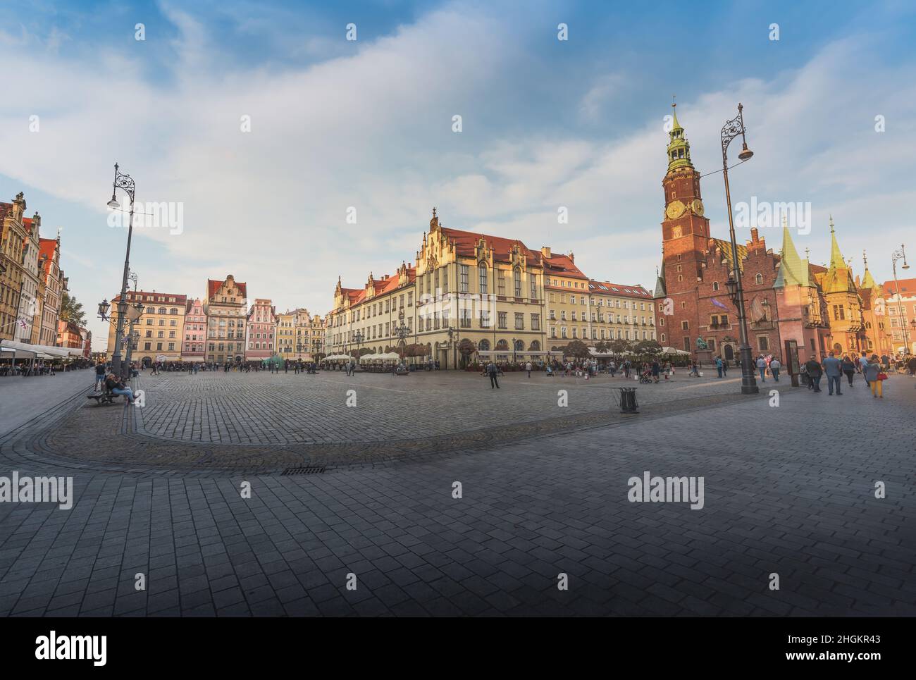 Panoramablick auf den Marktplatz mit dem Neuen und Alten Rathaus - Breslau, Polen Stockfoto