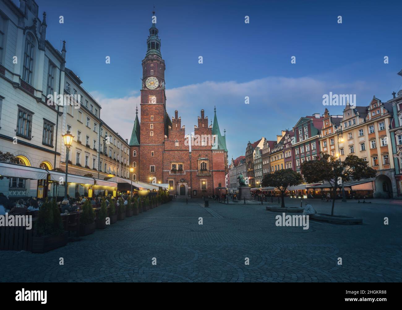 Altes Rathaus am Marktplatz bei Nacht - Breslau, Polen Stockfoto