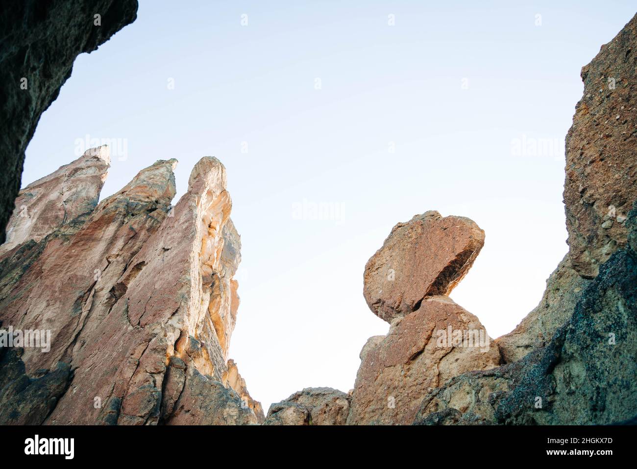 Eine Ansicht des Sternchens von unten. Das Sternchen befindet sich am westlichen Ende des Smith Rock State Park in Oregon, USA. Stockfoto