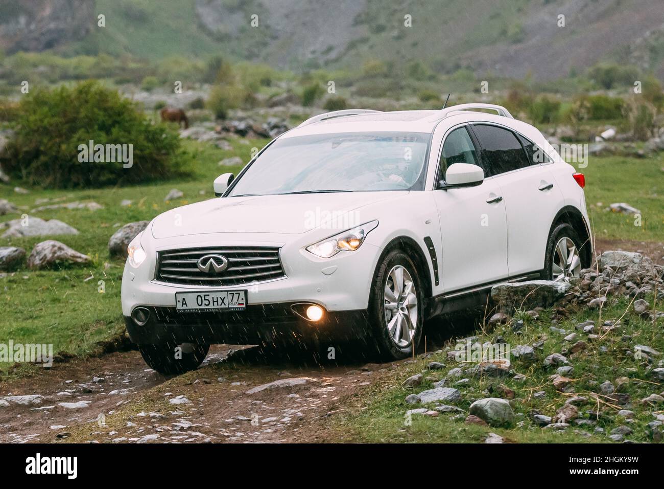 White Infiniti FX30d Turbo Diesel SUV Auto auf Off Road in Spring Mountains Landschaft in Georgia. Drive And Travel Konzept. Stockfoto