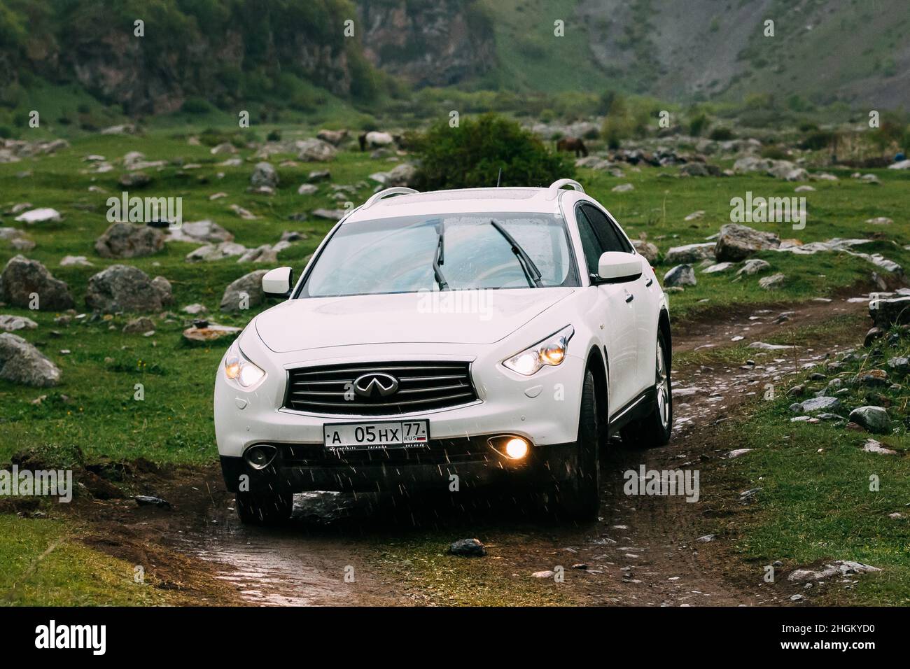 White Infiniti FX30d Turbo Diesel SUV Auto auf Off Road in Spring Mountains Landschaft in Georgia. Drive And Travel Konzept. Stockfoto