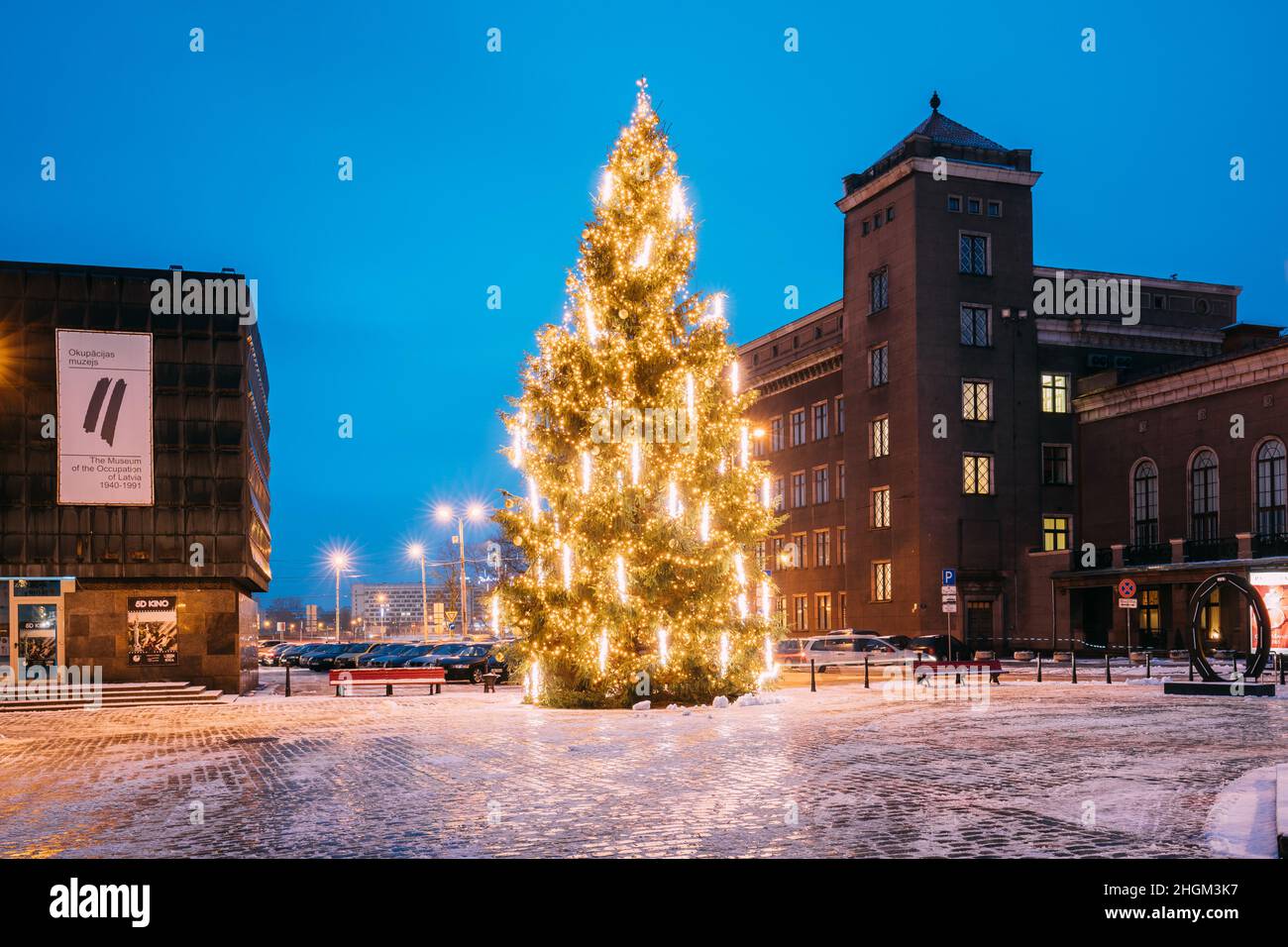 Riga, Lettland. Nacht im Winter Blick auf das Museum der Okkupation Lettlands, Weihnachtsbaum und die Rigaer Technische Universität RTU am Abend in der Nacht Stockfoto