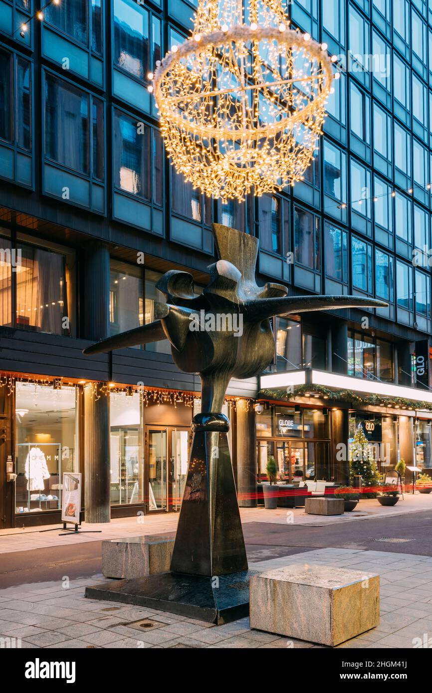 Helsinki, Finnland. Denkmal Des Finnischen Konditorers Karl Fazer, Dem Gründer Der Berühmten Konditorei Fazer In Der Kluuvikatu Straße Bei Abendbeleuchtung Stockfoto