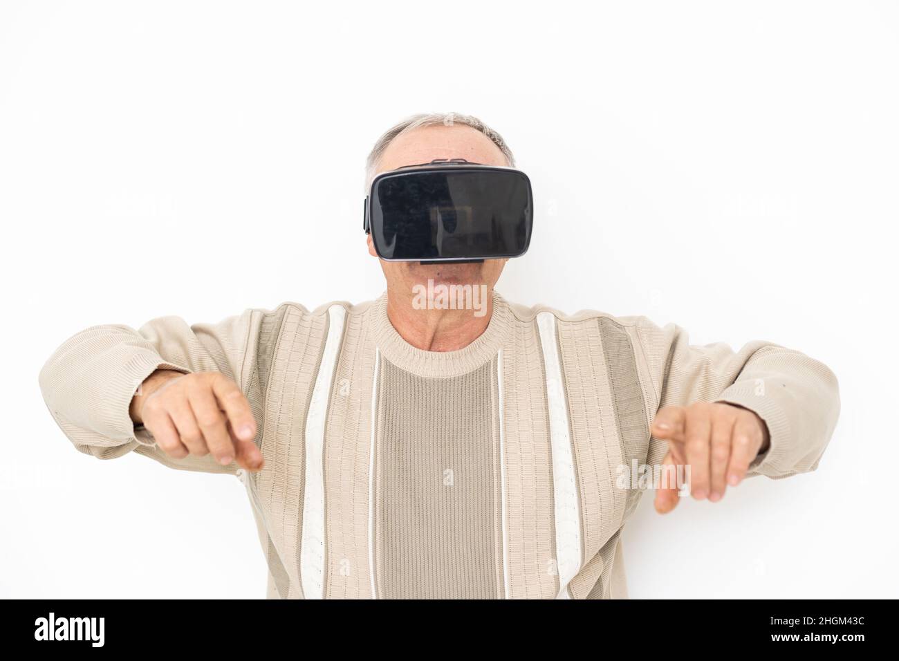 Älterer Mann, der VR-Brillen verwendet Stockfoto