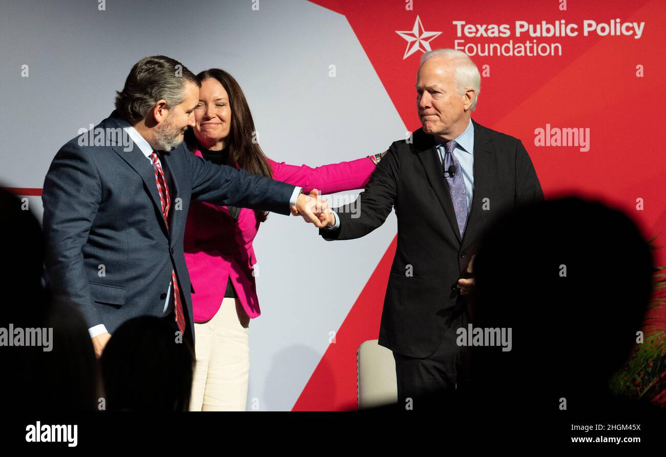 Austin, USA. 21st Januar 2022. Der republikanische US-Senator Ted CRUZ aus Texas, links, die Moderatorin Brooke Rollins und der US-Senator John Cornyn aus Texas beschreiben ihre Vision für die Halbzeitwahlen während einer Keynote auf der jährlichen Politikkonferenz der Texas Public Policy Foundation. TPPF ist ein konservativer Think Tank mit Sitz in Austin. Rollins ist ein ehemaliger Berater der Trump-Regierung. ©Bob Daemmrich Stockfoto