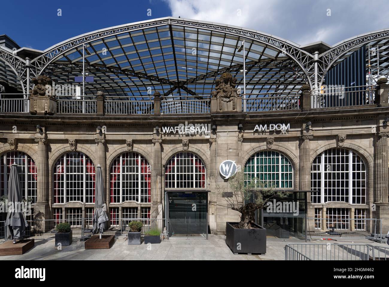 Köln, Deutschland - 31. Mai 2021: Berühmter Veranstaltungsort Wartesaal am Dom im kölner Hauptbahnhof Stockfoto