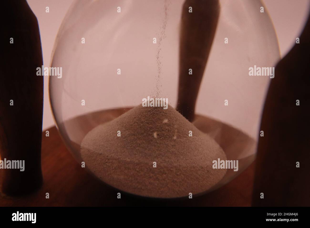 Sandverschüttung durch Sandhoerglas, das die Zeit zählt Stockfoto