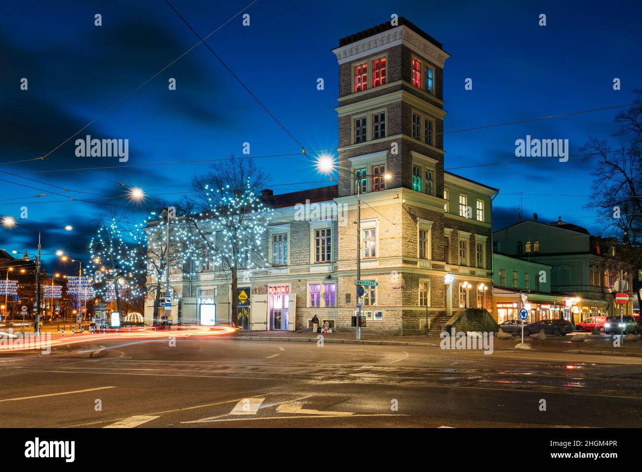 Tallinn, Estland. Altes Gebäude Haus In Beleuchtung Am Abend Oder In Der Nacht Beleuchtung Im Stadtzentrum In Der Vana-Viru Straße Stockfoto