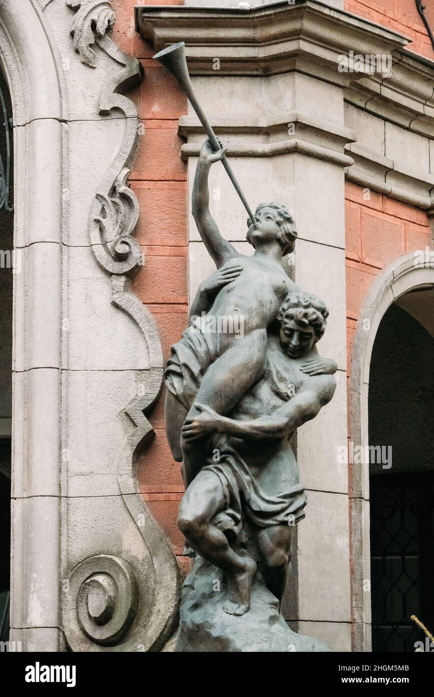 Riga, Lettland. Statuen An Der Fassade Des Old Cinema Building In Der Elizabetes Street. Der Splendid Palace Ist Das Älteste Kino In Riga Stockfoto