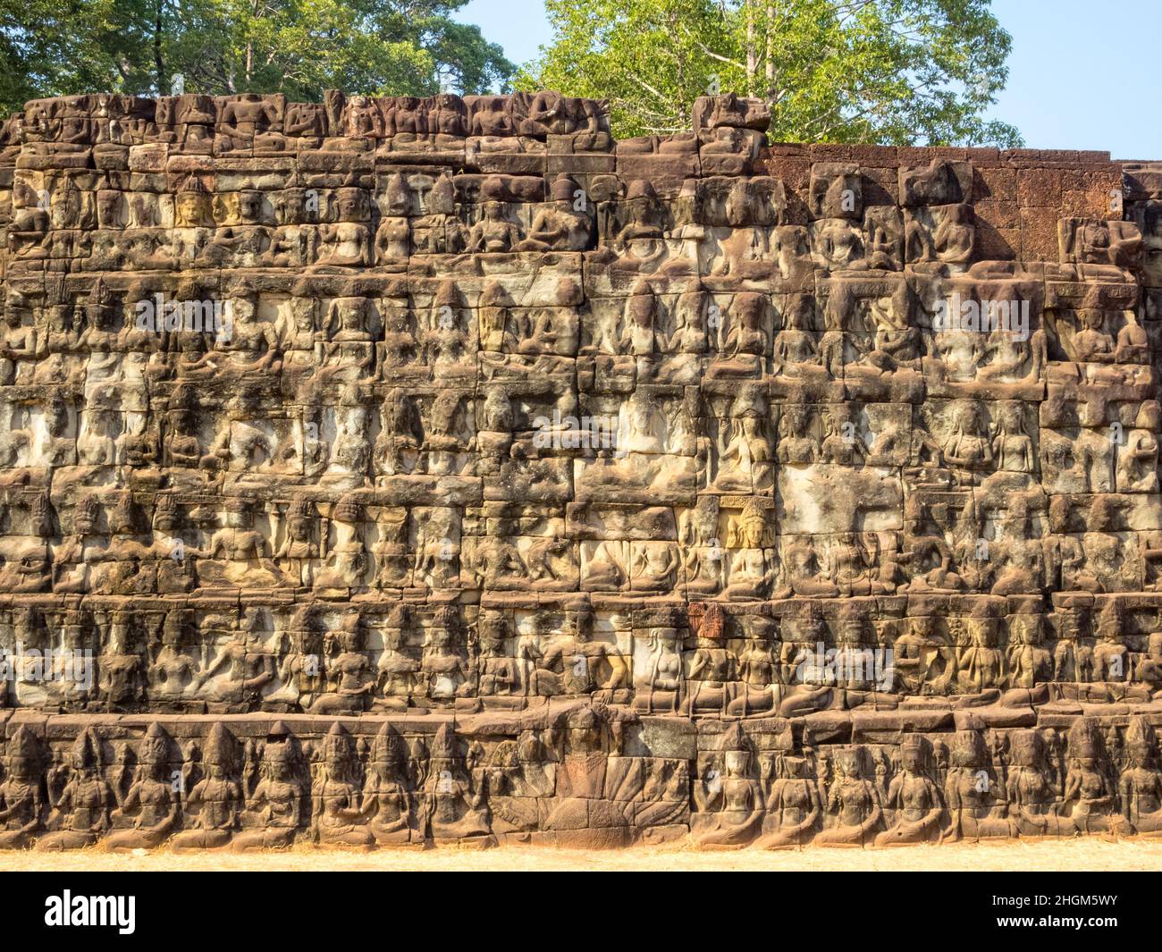 Die Terrasse des Leprakönigs ist eine Terrassenwand mit tief geschnitzten Nagas, Dämonen und anderen mythologischen Figuren in Angkor Thom, Siem Reap, Kambodscha Stockfoto