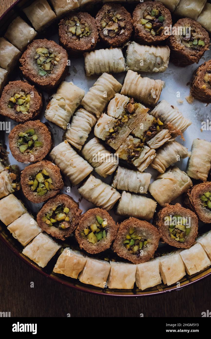 Kreisförmige Dose mit verschiedenen Baklava-Filo-Süßgebäck aus dem Nahen Osten Stockfoto