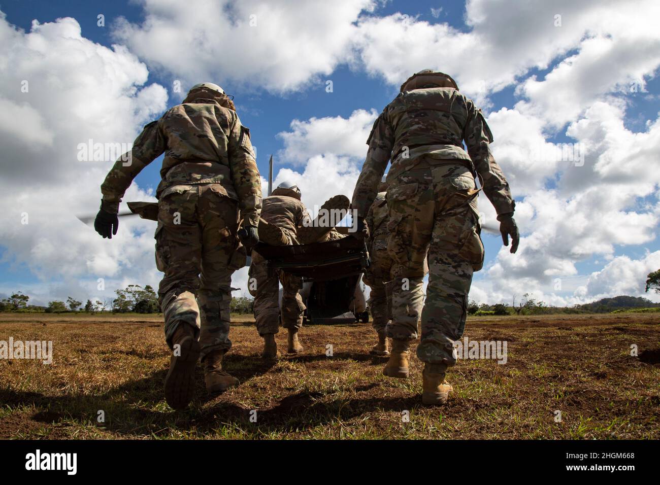 U.S. Army Soliders mit 8th Forward Surgical Teams führen medizinische Evakuierungsübungen mit einem Marine MV-22B Osprey durch, der dem Marine Medium Tilitrotor Squadron (VMM) 268 auf der Insel Oahu, Hawaii, zugewiesen wurde, 14. Januar 2022. VMM-268 führte eine gemeinsame Schulung mit dem 8th Forward Surgical Team der Armee durch, um die gemeinsamen Boden- und Luftkapazitäten zwischen der Armee und dem Marine Corps zu erweitern. (USA Marine Corps Foto von CPL. Dalton J. Payne) Stockfoto